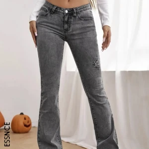 Lågmidjade jeans - Säljer nu dessa gråa jeans, skit snygga och sitter som en smäck. Fint skick och inga defekter. Skriv för fler bilder eller vid frågor💕