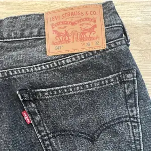 Levis 501 original Jeans 👖   Passformen är Straight leg.10/10 skick. Tveka inte om att ställa frågor! Köpta för nypris, 1200kr på Zalando🤑 Säljs betydligt mycket billigare för sitt nya skick🍾🤝🏾                   Mvh ItsForFits 🌟
