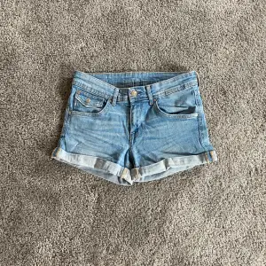 Säljer dessa söta lågmidjade jeansshorts i storlek 36. Sparsamt använda💕