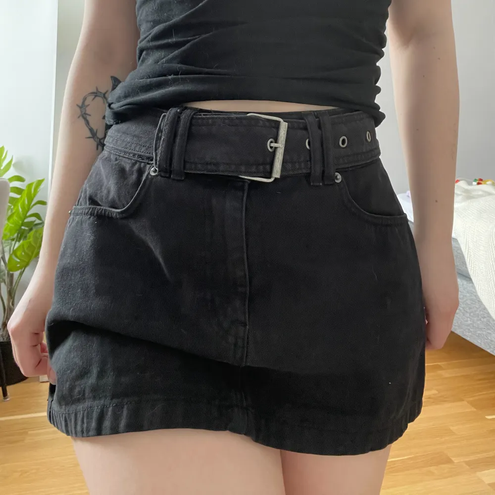 Fin jeans kjol i bra skick då bara använd fåtal ggr. Bältet är avtagbart. Midjemått 35cm tvärs över. Kjolar.