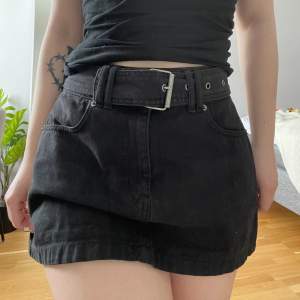 Fin jeans kjol i bra skick då bara använd fåtal ggr. Bältet är avtagbart. Midjemått 35cm tvärs över