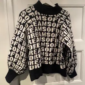 Stickad tröja från H&M med text på. Superskönt material! Väldigt sparsamt använd