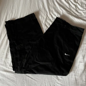 Nike tygbyxor - Innebensmått: 71cm Midjemått: 46cm (justerbart) Nypris 1000kr Har tyvärr aldrig kommit till använding, därav nyskick. Skriv vid frågor/ fler bilder! 