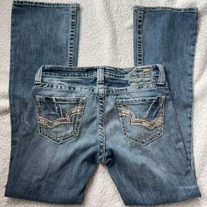 Lågmidjade Bootcut jeans från bigstar, så coola och unika. Mått i dm. Inga bilder på då de är för stora för mig.Vill du köpa trycker du på köp nu, jag postar inom 24h