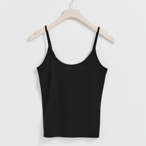 Svart linne - Jag säljer ett svart linne från Gina tricot, pg att ja köpte fel storlek💞