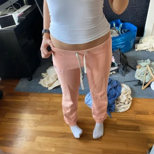 Lågmidjade lexington mjukisbyxor - Säljer dessa asfina lågmidjade mjukisbyxor från lexington vintage. Passar mig med S och är 172cm lång!