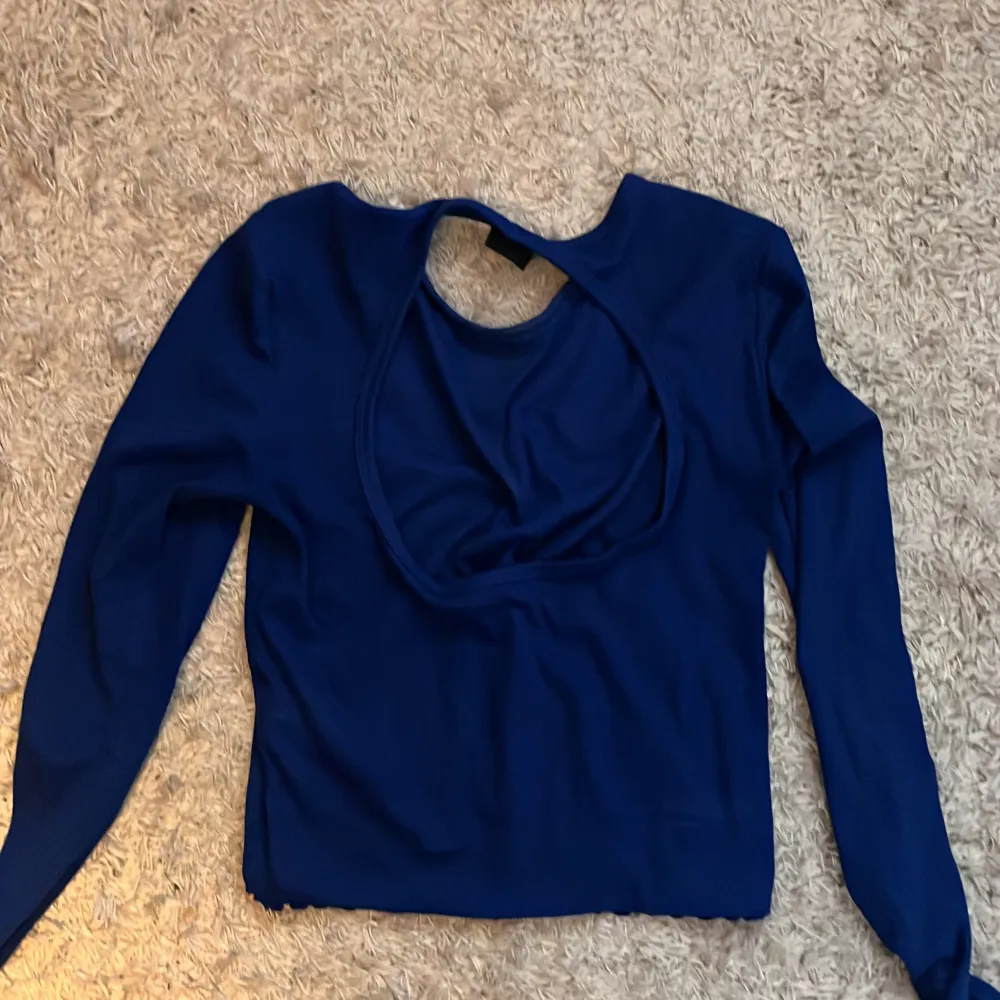 Säljer denna kungsblåa långärmade tröja med öppen rygg. Kom inte till användning. Köpte den på rea på Gina Tricot för 80 kr så säljer den för 70 kr.. Tröjor & Koftor.