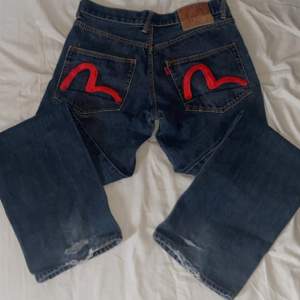 Evisu Jeans med röd embroid. 8/10 Condition. Storlek 32. Fler frågor i DM och priset diskuterbart. Tar emot bytesförslag.