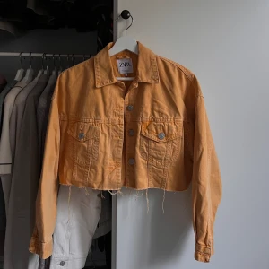 Jeansjacka - 🤍Jeansjacka i avklippt modell  🤍Strl XS