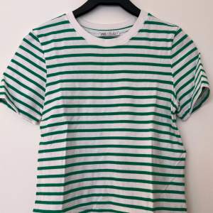 grön/vit randig t-shirt från zara i storlek s. älskar materialet, lite tjockare t-shirt, aldrig använt, som ny! skriv för fler bilder, köparen står för frakten