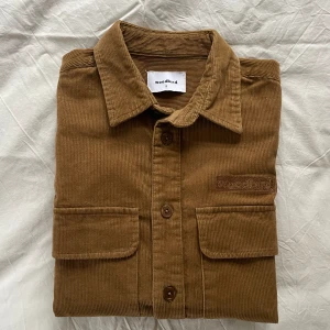 Woodbird Skjorta - En fin Manchester skjorta från Woodbird. Säljer den då den är lite för liten för mig. Inga fläckar eller liknande, skick 9/10. Passar nog folk runt 170 cm, perfekt över en T-shirt eller som overshirt. Skriv vid frågor eller fler bilder!!