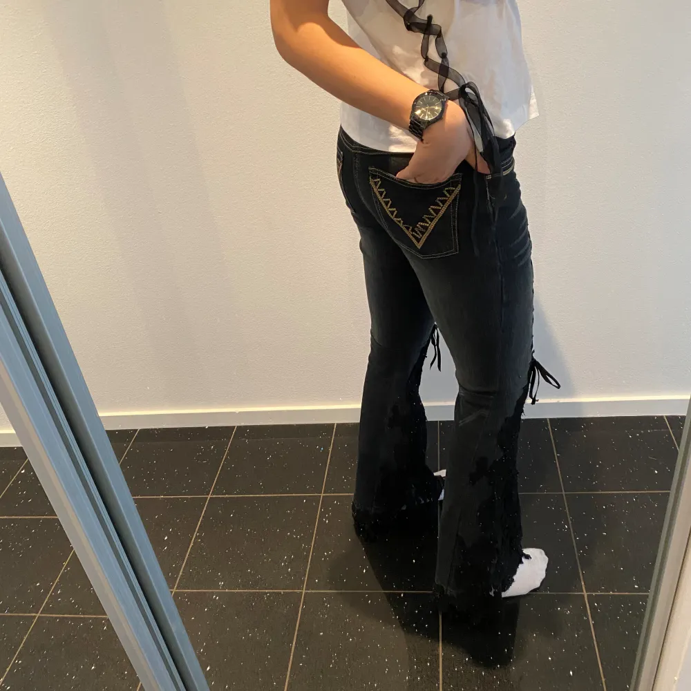 Säljer dessa sjuuuktsnygga jeansen med spets nere vid bootcuten och knytning längst benen! Väldigt unika. Passar mig med S och är 172cm lång.. Farkut & Housut.