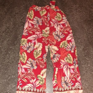 Röda sommar byxor  - Har haft den på bara 1 gång. Storlek M men passar också större storlek på grund av de är jätte stretchiga och man kan justera byxorna. 