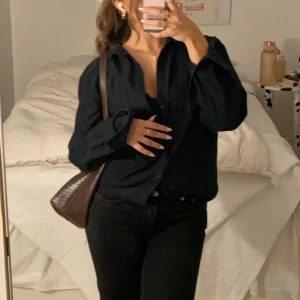 Svart skjorta - En superfin svart oversized skjorta! 💕 använd fåtal gånger 