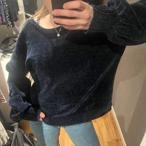 En gullig mörkblå stickad tröja från bikbok, i storlek s. Har en super fin v-ringning i ryggen!  Inte använd särskilt mycket!💞