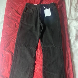 Ett par svarta lowwaisted jeans - Straight leg med length 32 och waist 24. Aldrig använda