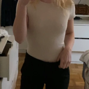 T-shirt  - En T-shirt från hm i strl xs, bra skick. Skriv vid intresse, köpare står för frakt men kan även mötas i Stockholm 