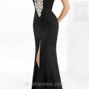 Super snygg röd bal/aftonklänning (Rödluvann) - Använd en gång.. storlek 34! Röd färg, super häftig luva! Du står för frakten!