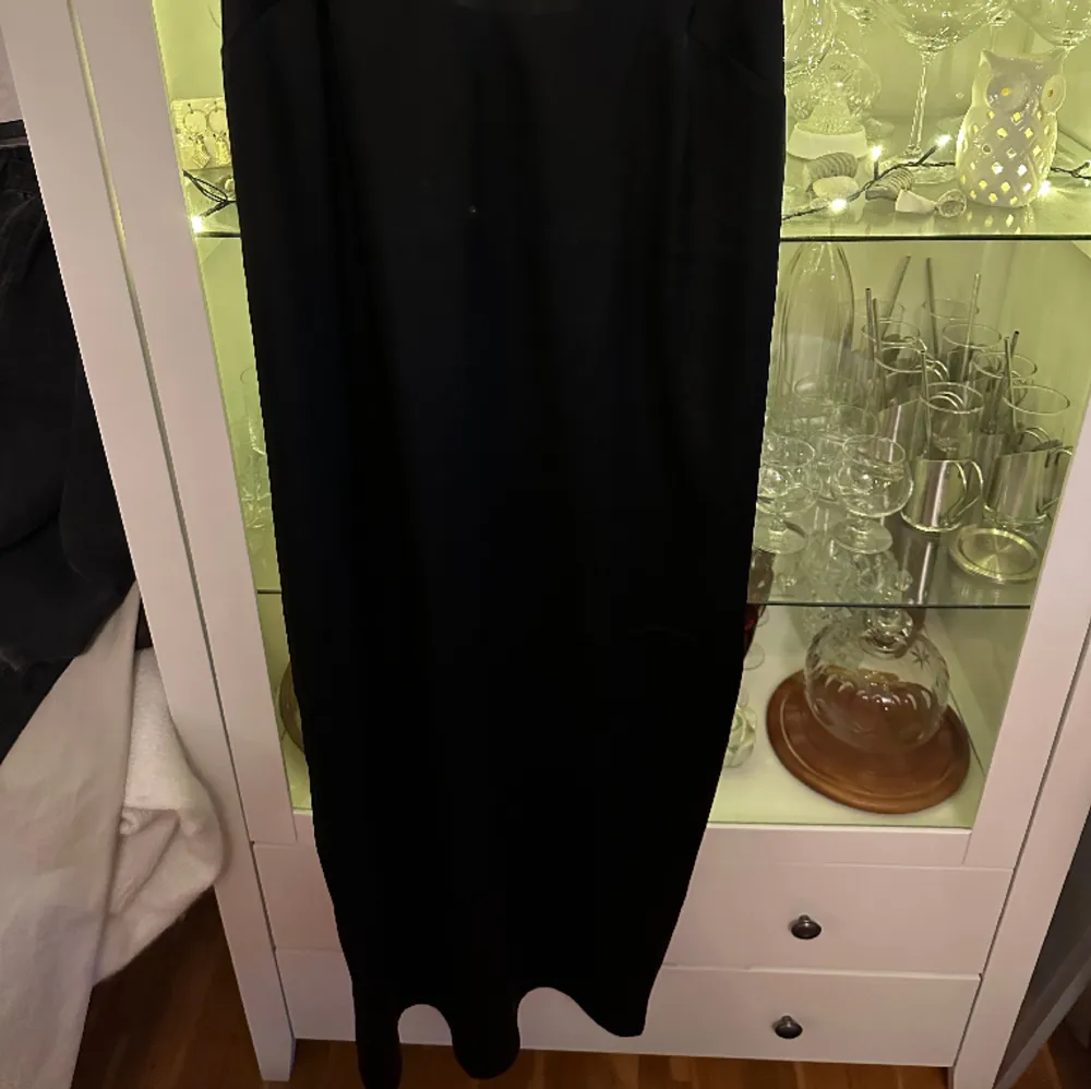 Silkesklänning från H&M som jag köpte för ungefär 350-400 kronor som jag använt en gång. Säljer den nu för att jag inte använt den sen dess. Pris 100 kr plus frakt. Klänningar.