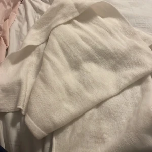 Vit halsduk - Helt vanlig vit halsduk. Nypris 150kr säljer för 100kr