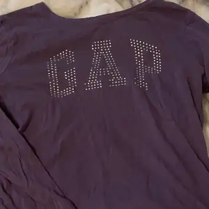Säljer denna tröja från GAP med rhinestones på då den ej kommer till användning! 💗