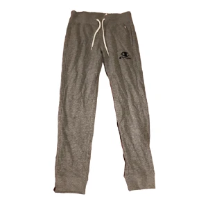 Champion mjukisbyxor - Ett par jättehärlig mjukisbyxor från champion. Använda men i fint skick!