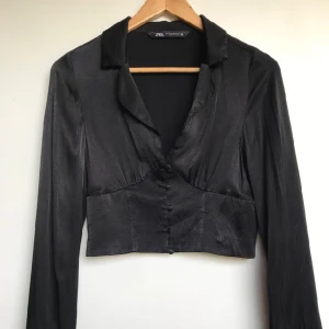 Topp - Svart topp i stl S från Zara i fint skick. Passar xs-s 🥰💘
