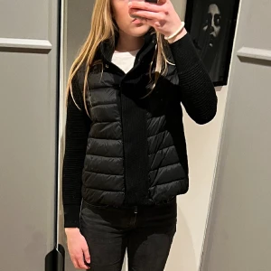 Moncler cardigan - Säljer min äkta unika moncler cardigan. Storlek S men passar även XS. Varm och i väldigt fint skick. Bildernas kvalitet blev dåligt vid uppladdning men skickar gärna nya privat💗 Finns ute på Vestiaire för 5000kr, säljer här för 4000kr.