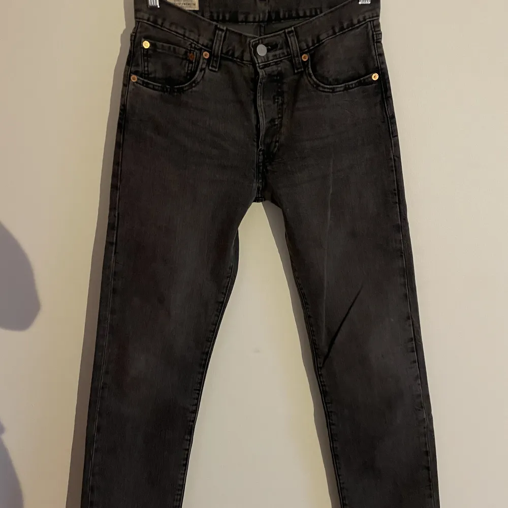 Svart/gråa jeans från Levis (501).  Herrmodel, passar perfekt om man vill ha en läsare passform. Använda 2 gånger!. Jeans & Byxor.