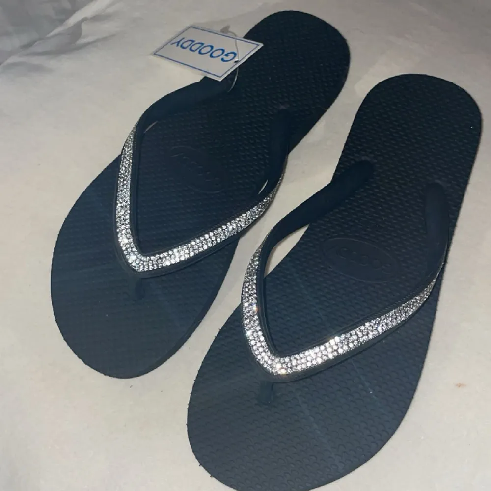 Aldrig använda! Fina svarta sandaler med glitter. Säljer eftersom dem är för små.💕. Skor.