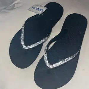 Aldrig använda! Fina svarta sandaler med glitter. Säljer eftersom dem är för små.💕