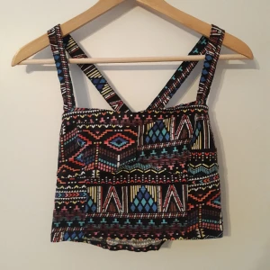 Mönstrad topp - Knappt använd mönstrad topp med vackert bohemiskt mönster.