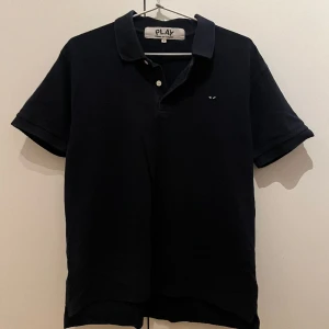 CDG Piké - Köpt på herr judit för 800kr. Storlek L men rätt liten i storleken. 