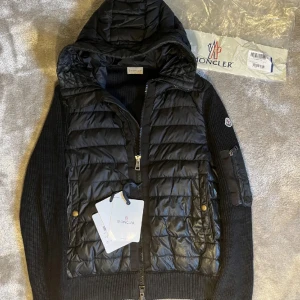 Moncler cardigan - Tjena säljer nu min Moncler cardigan i storlek M den är i bra skick förutom små flaws på armarna som ej syns vid användning självklart äkta och påse och tags medföljer byten går bra ops hål i luvan Mvh Caesar