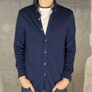 Ralph Lauren mesh skjorta - Ralph lauren mesh skjorta i färgen marinblå. Storlek M och modellen är 186 cm. Nyskick, inga skavanker. Nypris 1495 kr, köp för endast 599kr.