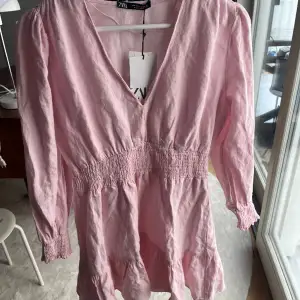 En rosa zara klänning som aldrig är använd i storleken M, nypris 400kr säljes för 200kr 