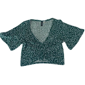 topp - jättesöt grön topp från h&m, bra skick! väldigt stretchig