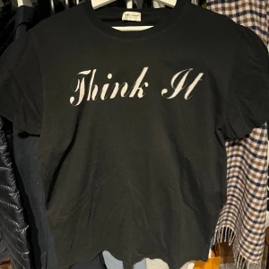 Saint Laurent t-shirt  - Jag säljer min Saint Laurent t-shirt. Den är 9,5/10 i skick, som ny. Kvitto kommer med. Pm för fler frågor