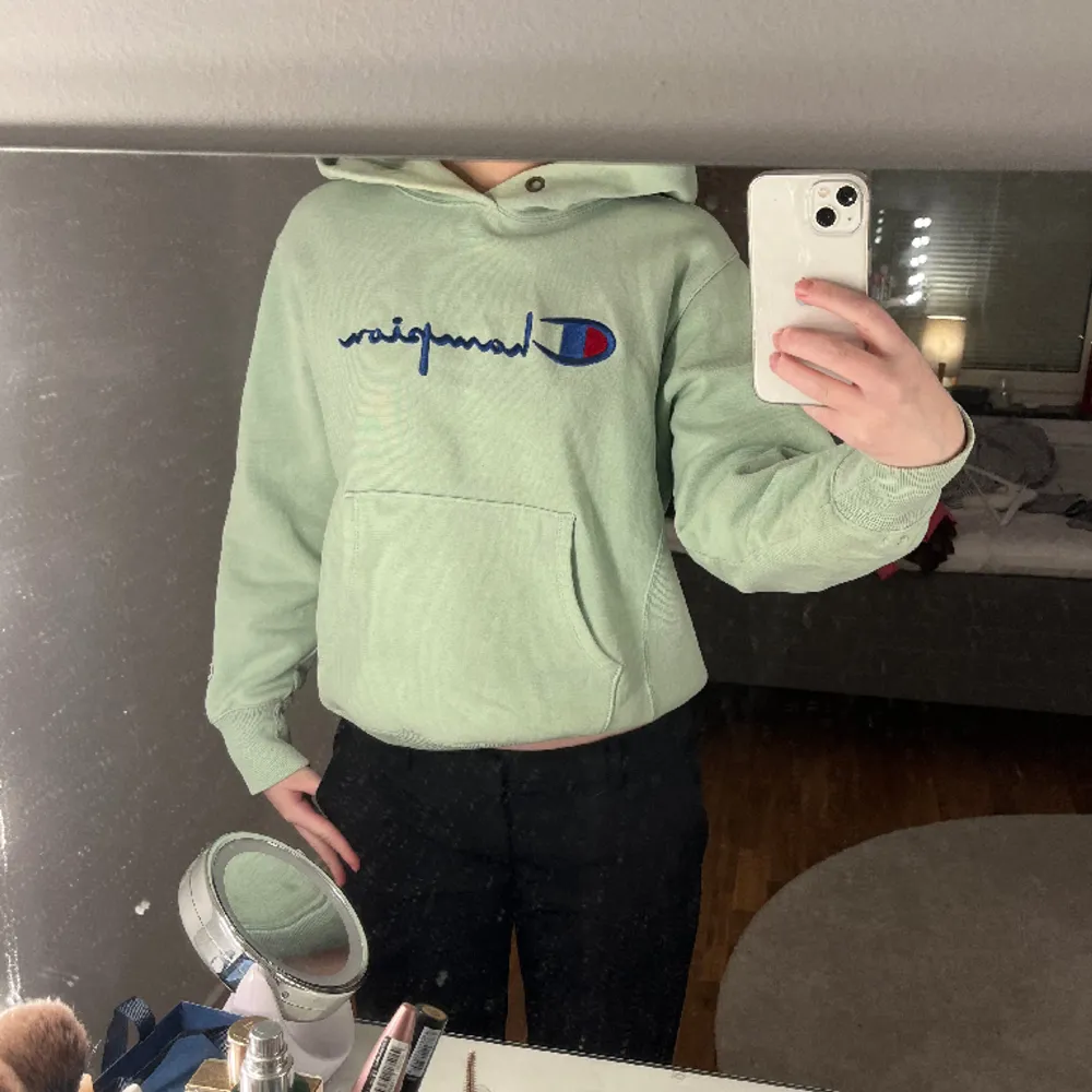 En mintgrön champion hoodie  Var inte rädd att skriva ifall du har minsta lilla fråga😊. Hoodies.