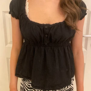 topp med knappar  - säljer denna topp från h&m med små knappar, fåtal använd och är som i nyskick. storlek s men passar från xs- m🤩🤩skriv privat för fler frågor 
