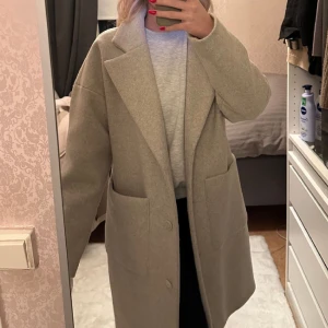 Grå kappa - Grå kappa i storlek 34. Den är i bra skick! Passar även 36 då det är oversize. 