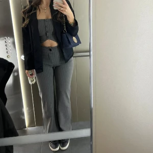 Kostym set  - Kostym set från ASOS. Ord pris: topp 429kr, byxor 639kr. Bra skick. Toppen strlk xs och byxor s 