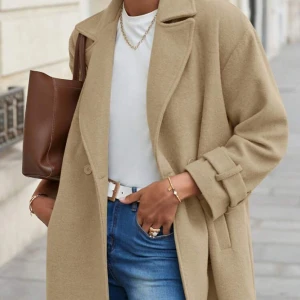 Dam Kappa Beige - Helt ny och oanvänd, säljes pga fel storlek. Storlek S, den är oversize så passar även M. Ingår ett bälte.