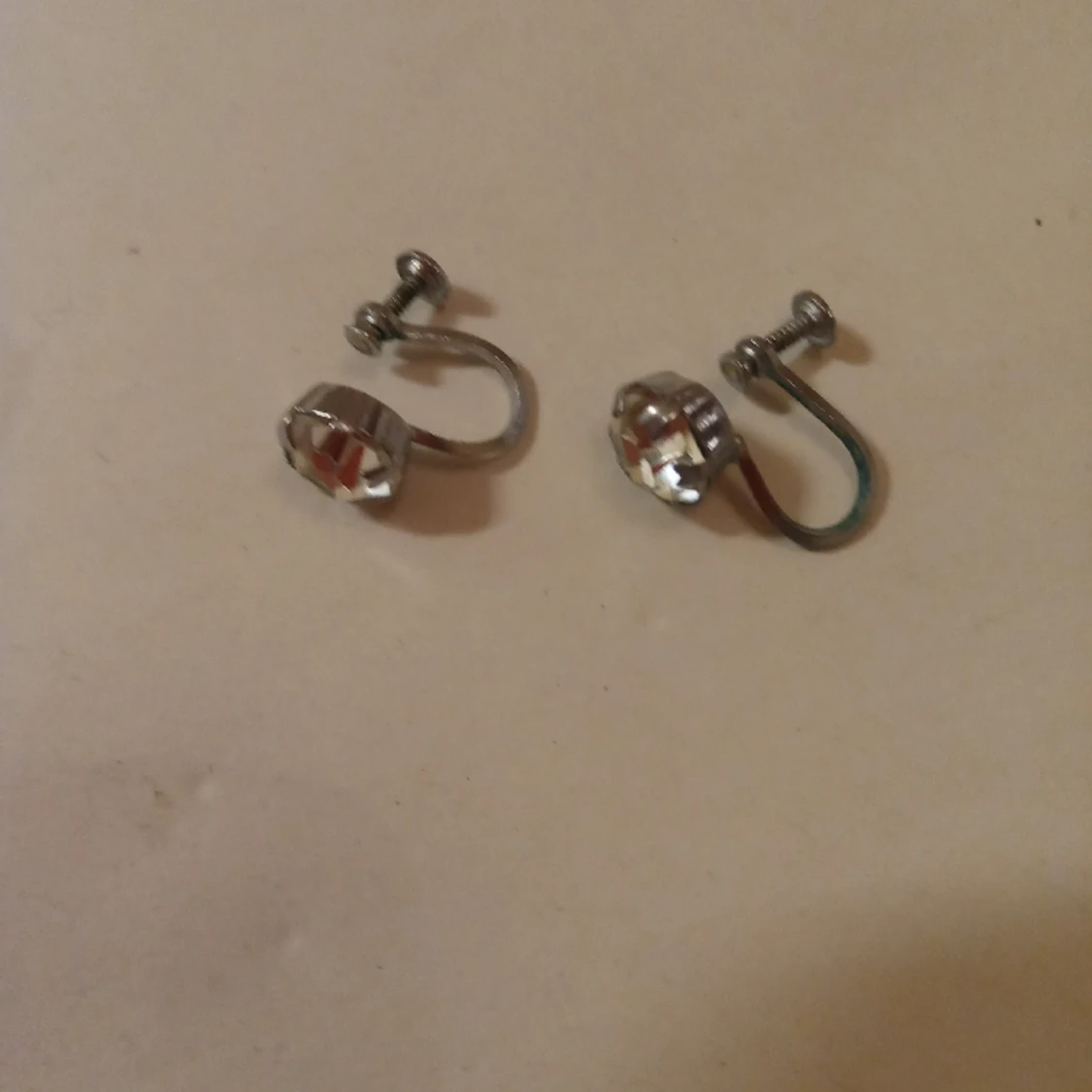 Örhängen silverfärgade med vit sten - 90