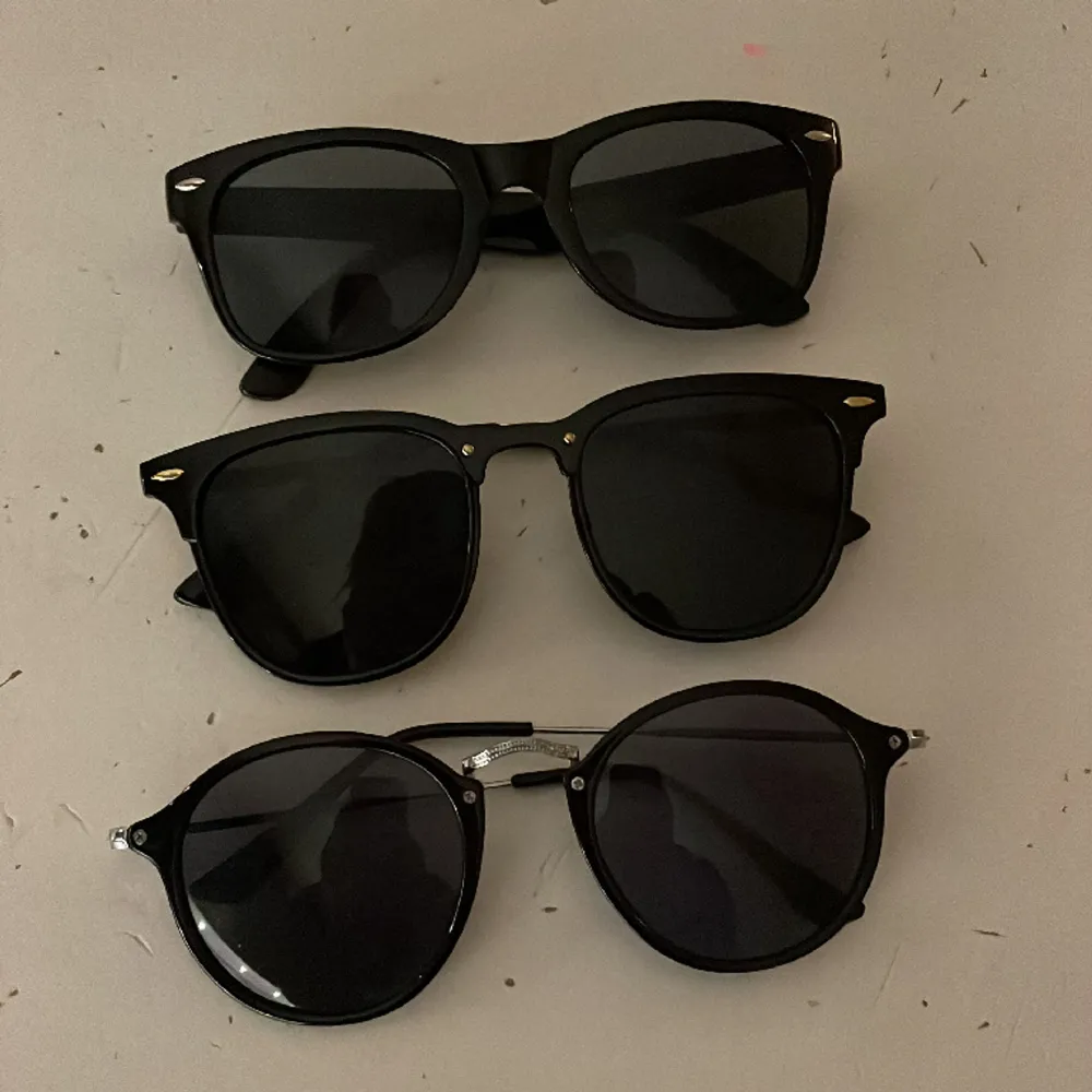 Tre svarta solglasögon med lite olika stil, fint skick . Accessoarer.