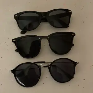 Tre svarta solglasögon med lite olika stil, fint skick 