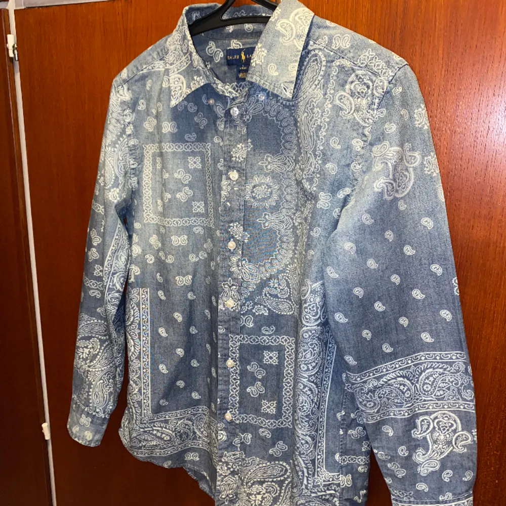 Säljer min mönstrade Ralph Lauren skjorta  då den inte längre passar. Den är ganska väl använd men i gott skick. Den har inga märken eller skador vad jag kan hitta. Skjortan passar på dig som är 155-165. . Skjortor.