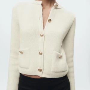 Stickad kofta - Stickad tröja/kofta. Endast använd en gång. Liten i storleken. Nypris 400kr