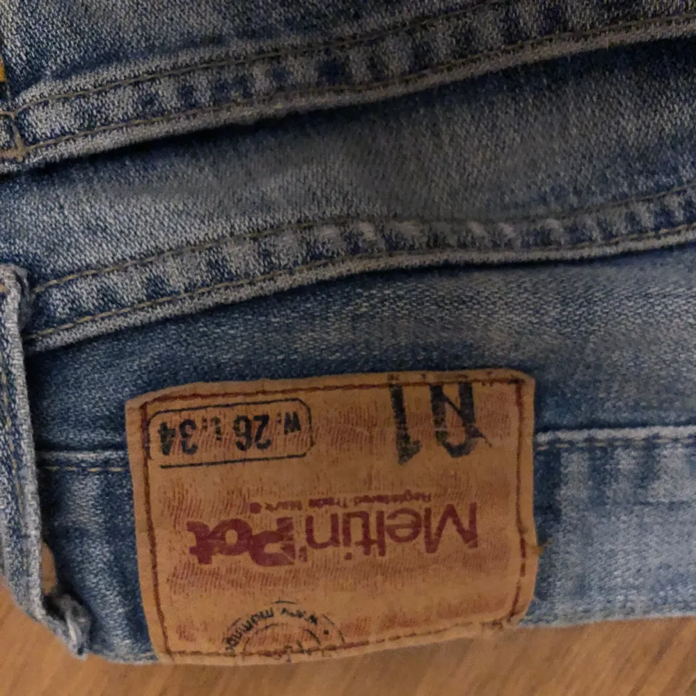Säljer ett par as snygga jeans så de inte passar mig längre . Jeans & Byxor.