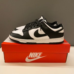 Nike Dunk Low Panda - Säljer mina Pandas i mycket bra skick. Använda fåtal gånger. Köpta från Nike. Skriv för mer info.